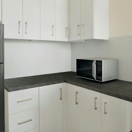 Delta Hotels By Marriott City Center Доха Экстерьер фото A typical microwave oven