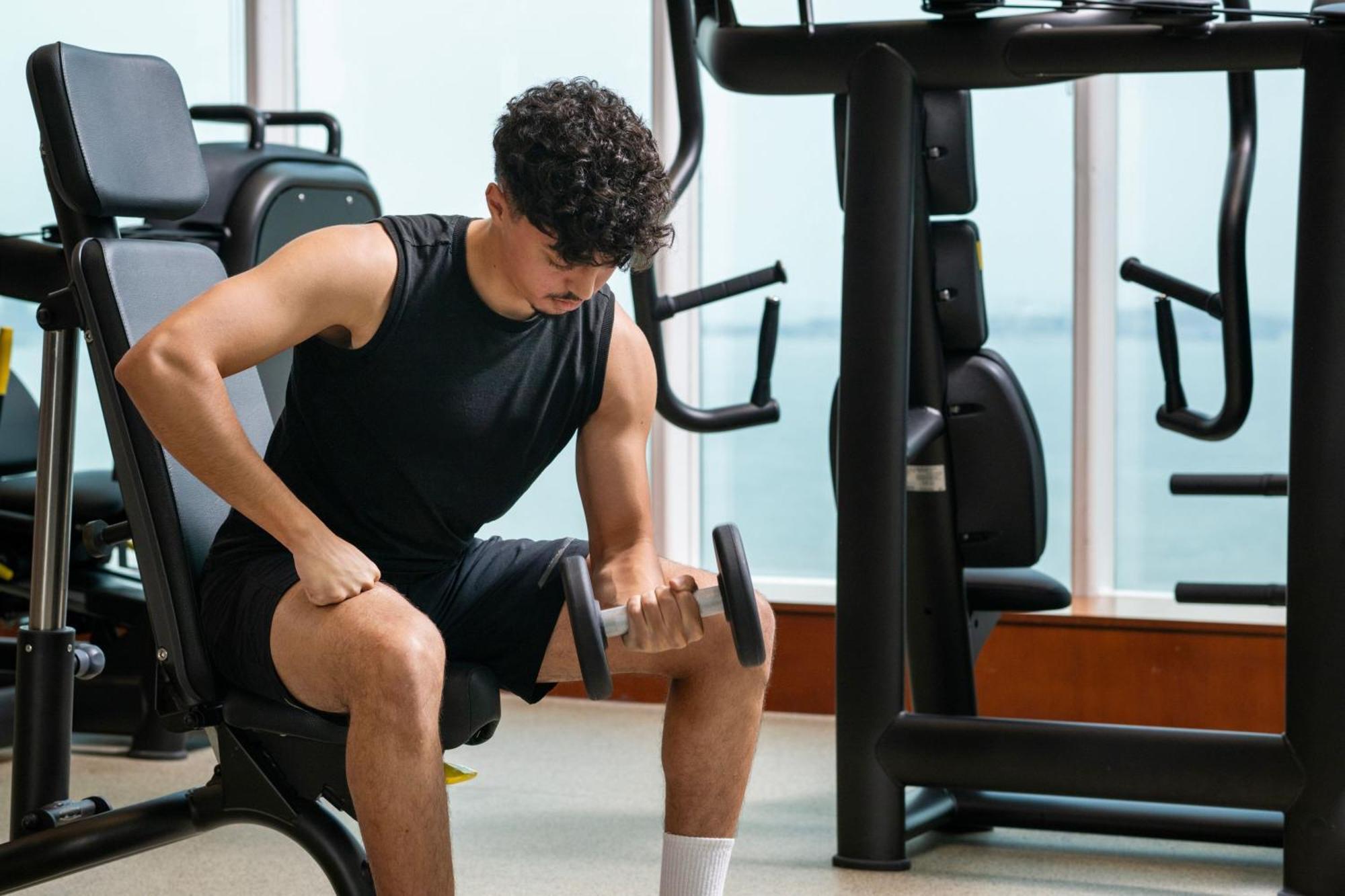 Delta Hotels By Marriott City Center Доха Экстерьер фото A man lifting weights
