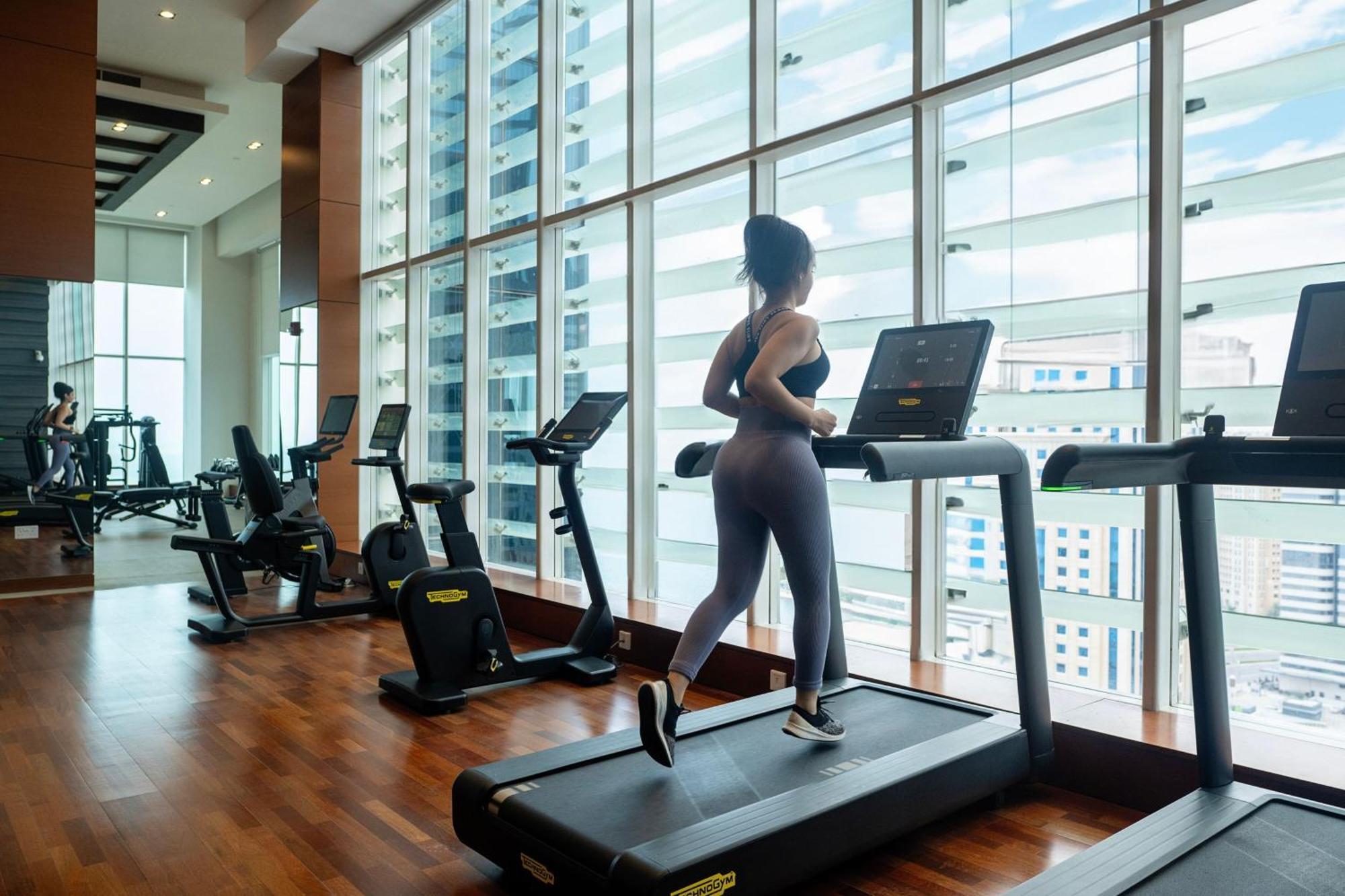 Delta Hotels By Marriott City Center Доха Экстерьер фото A woman exercising on a treadmill