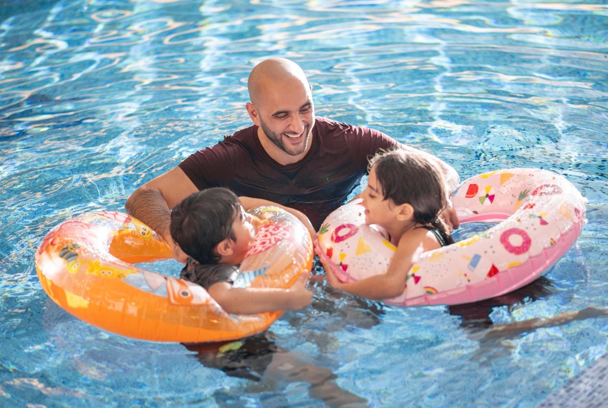 Delta Hotels By Marriott City Center Доха Экстерьер фото A father and two children in a swimming pool