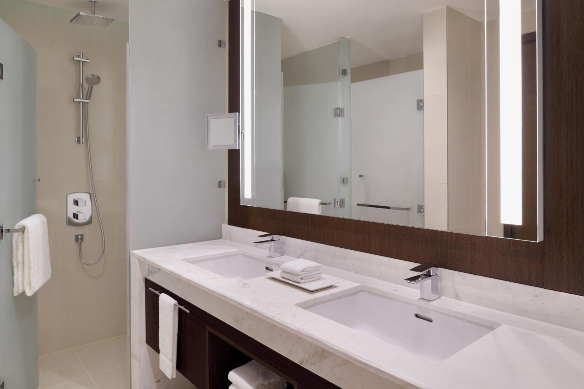 Delta Hotels By Marriott City Center Доха Экстерьер фото Bathroom