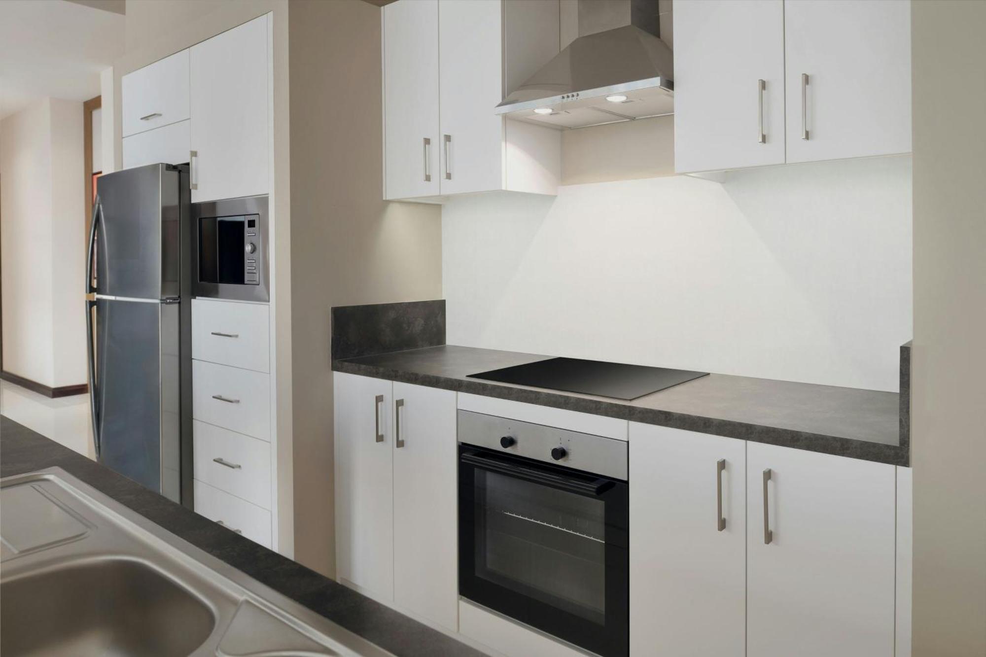 Delta Hotels By Marriott City Center Доха Экстерьер фото A typical kitchen in a student apartment
